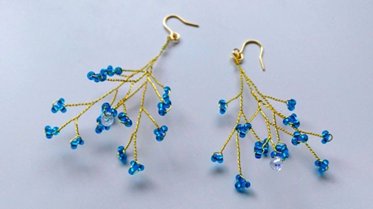 手順が分かれば簡単！青いビーズを使った小枝ピアスの作り方　how to make blue beads twig earrings.